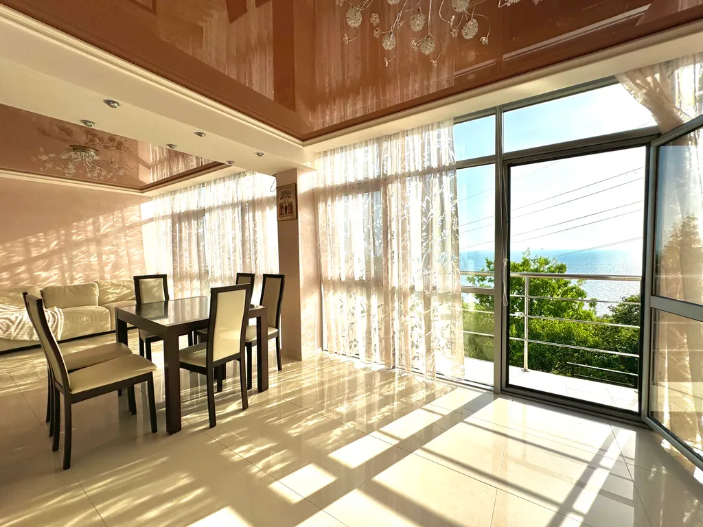 Дом с бассейном