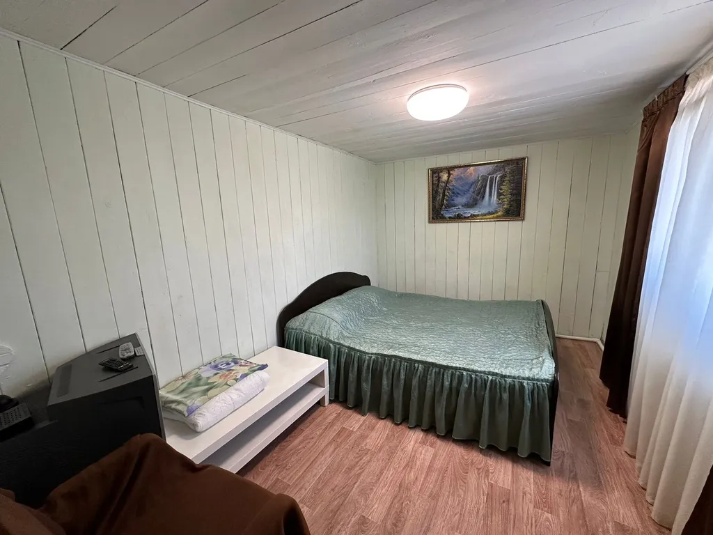 Отары с бассейном, рядом озеро