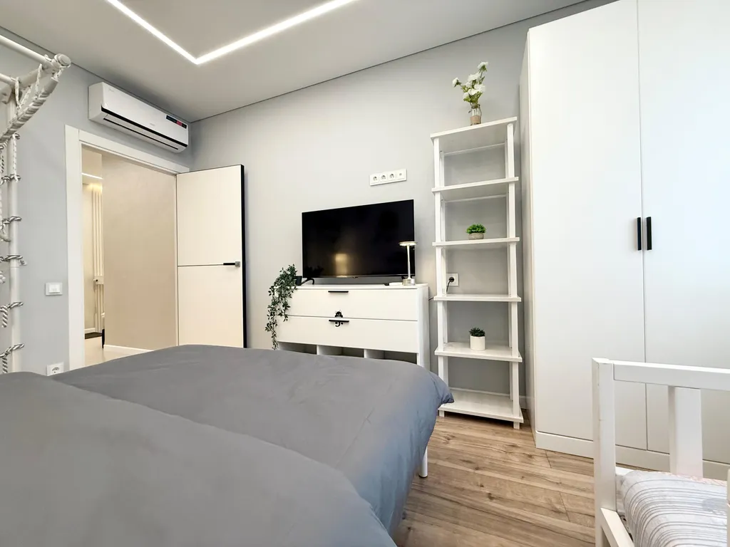 Квартира с большой кухней-гостиной, камином и панорамным видом