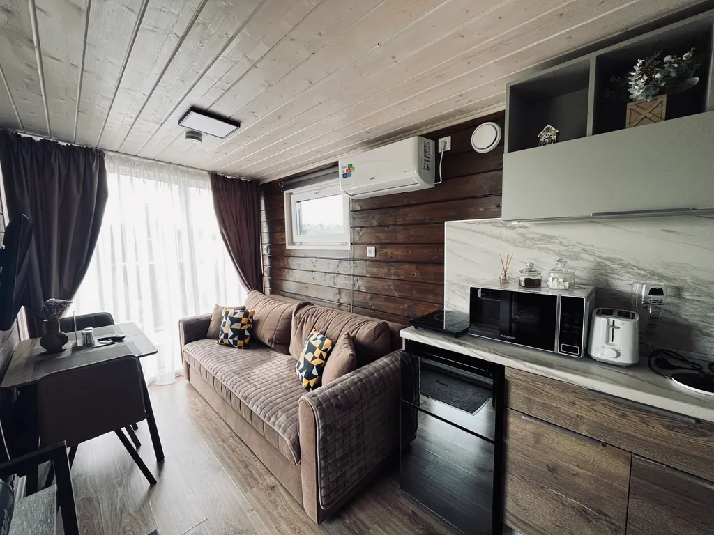 Уютный домик в тихом месте у реки