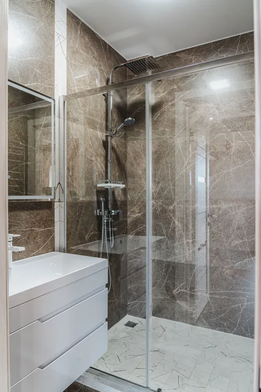 Новый дом с баней и бассейном у озера