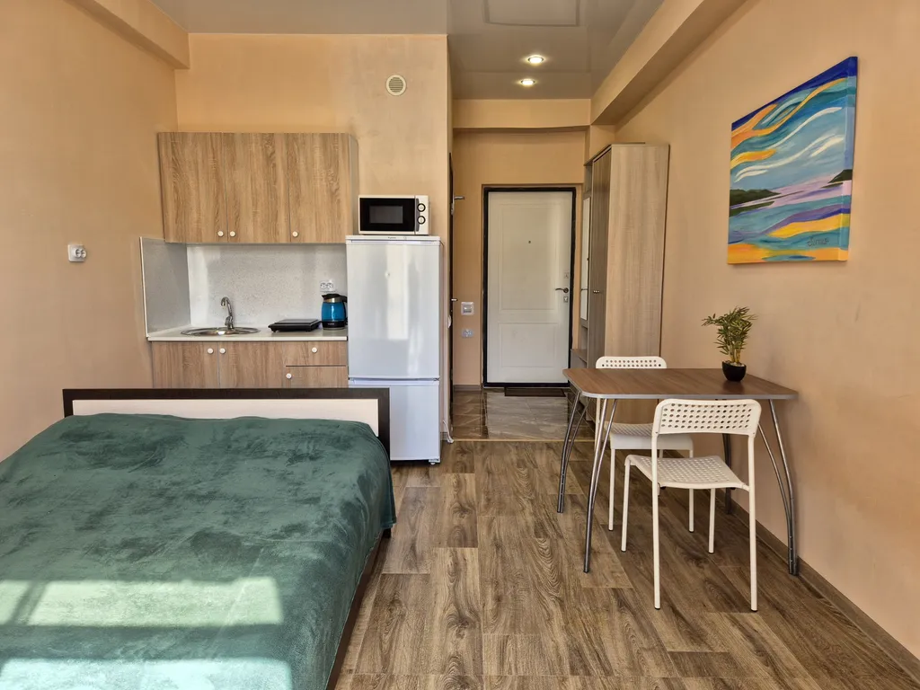 Яркая студия с видом на бассейн