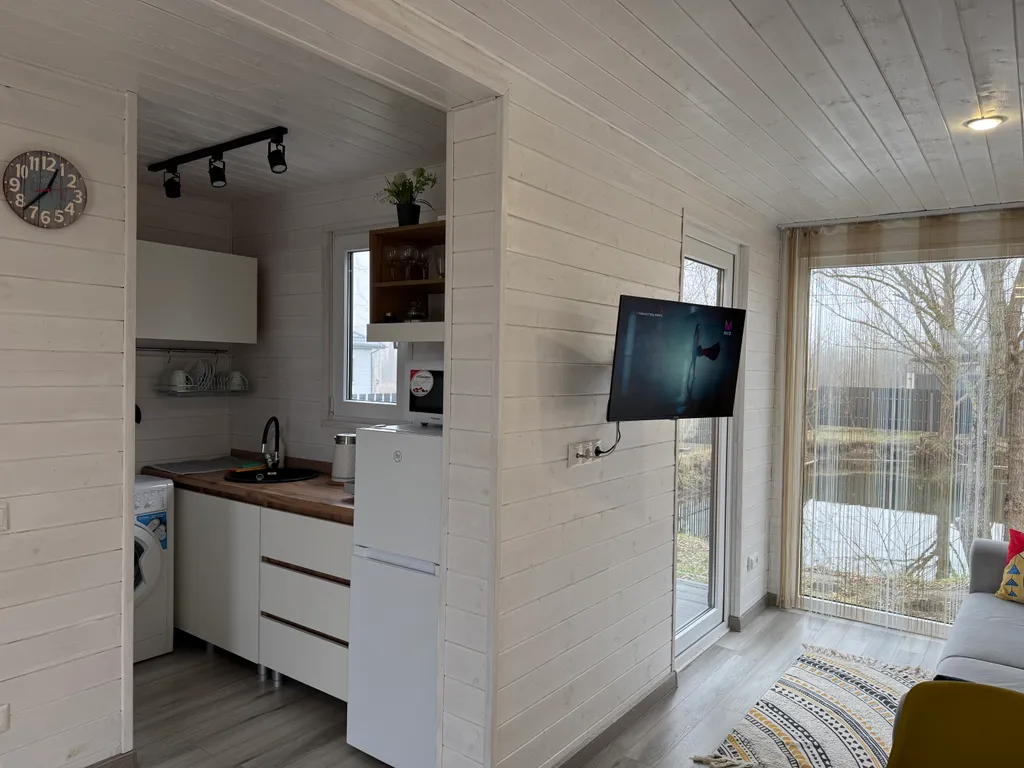 Дом возле озера с 2 террасами и отдельной спальней