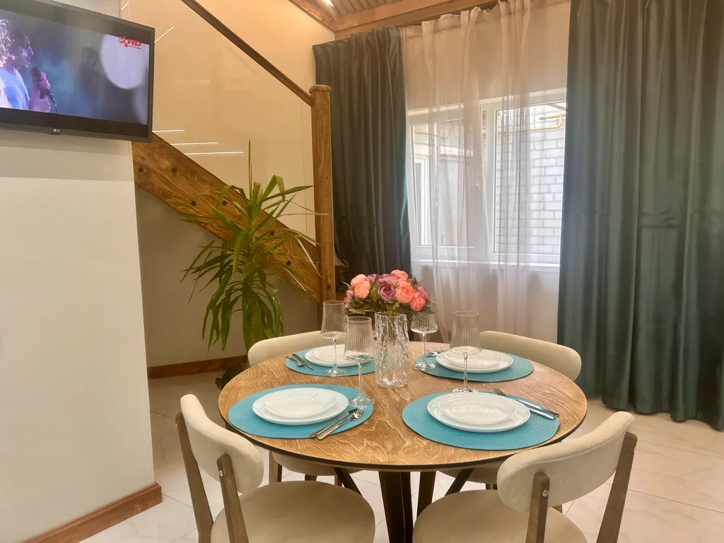 Двухуровневую квартира с авторским ремонтом в самом центре курорта