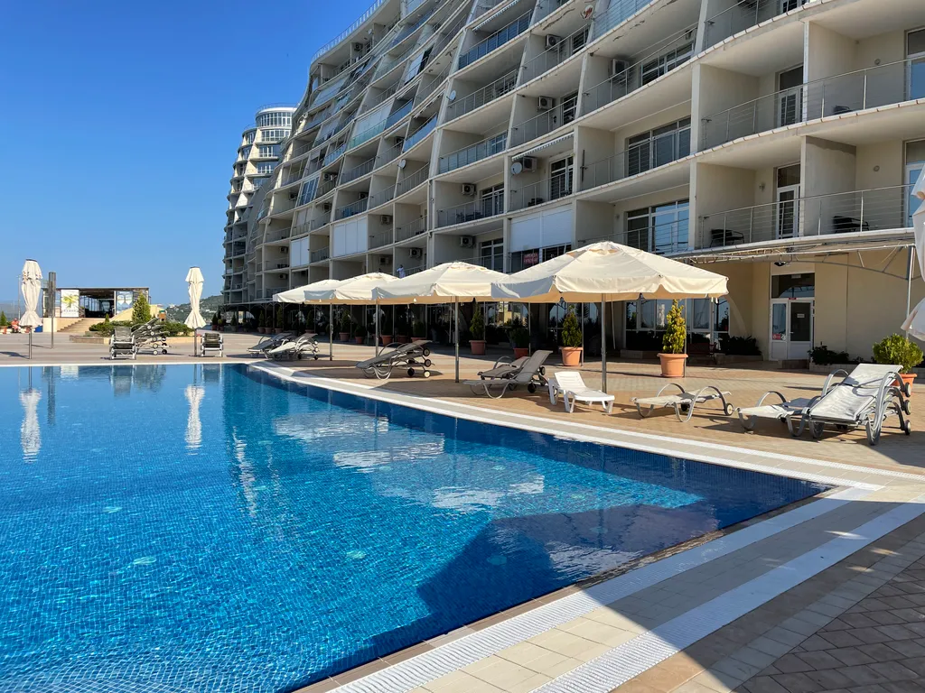 Апарт в Ласпи с террасой, 3 спальни, кухня, у самого моря, для 4-5 человек