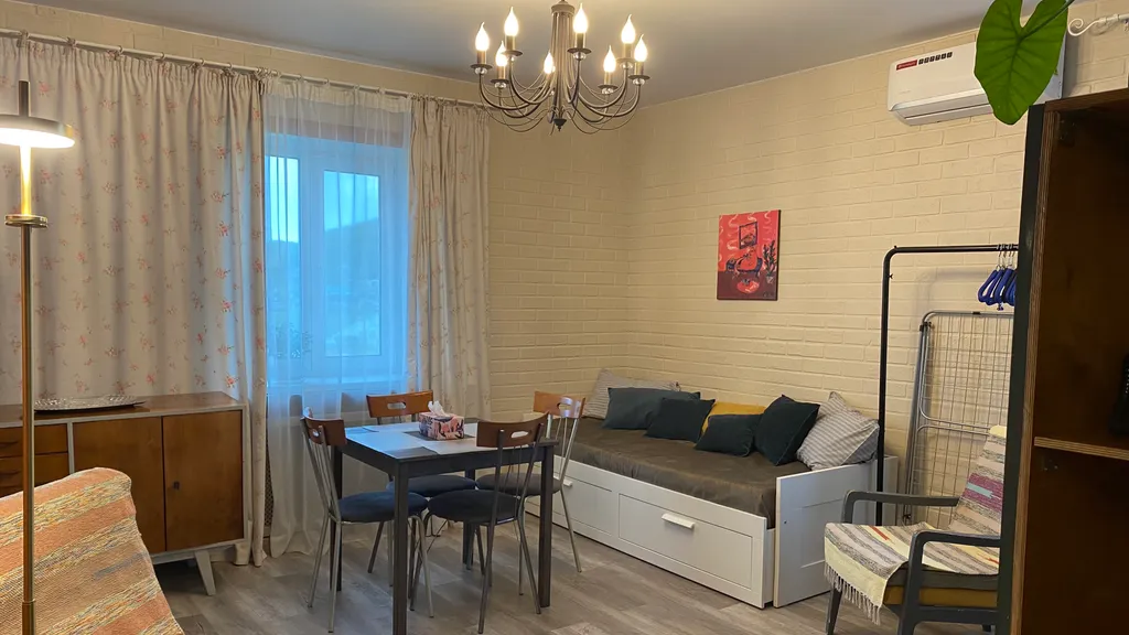 Уютная студия с дизайнерским ремонтом с видом на море и остров Петров