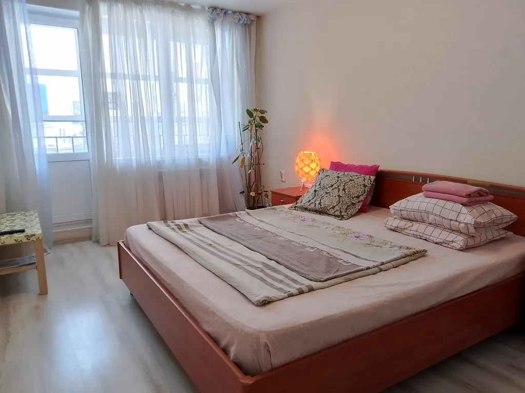 Светлая квартира с кондиционером рядом с парком Якутова