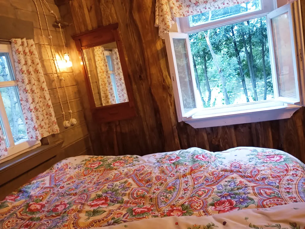 Изба с уютом детства, деревенский дом с баней и русским бытом