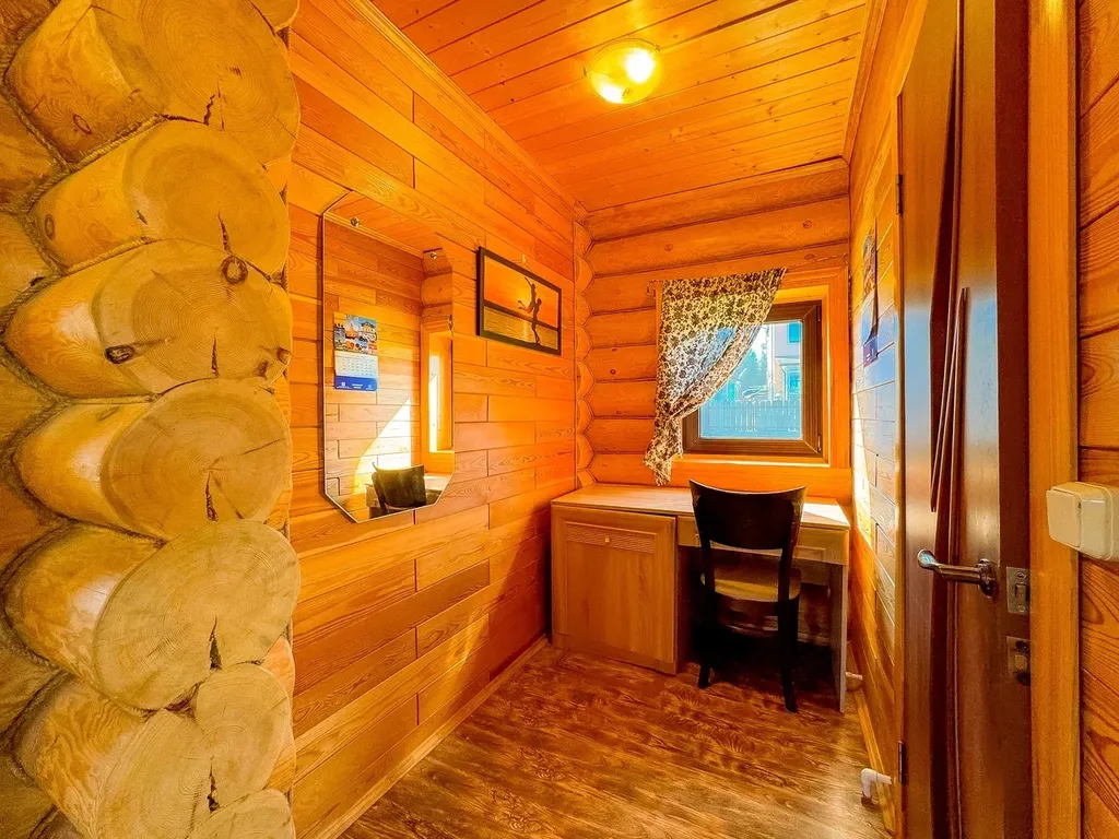 Уютный деревянный дом рядом с живописным озером