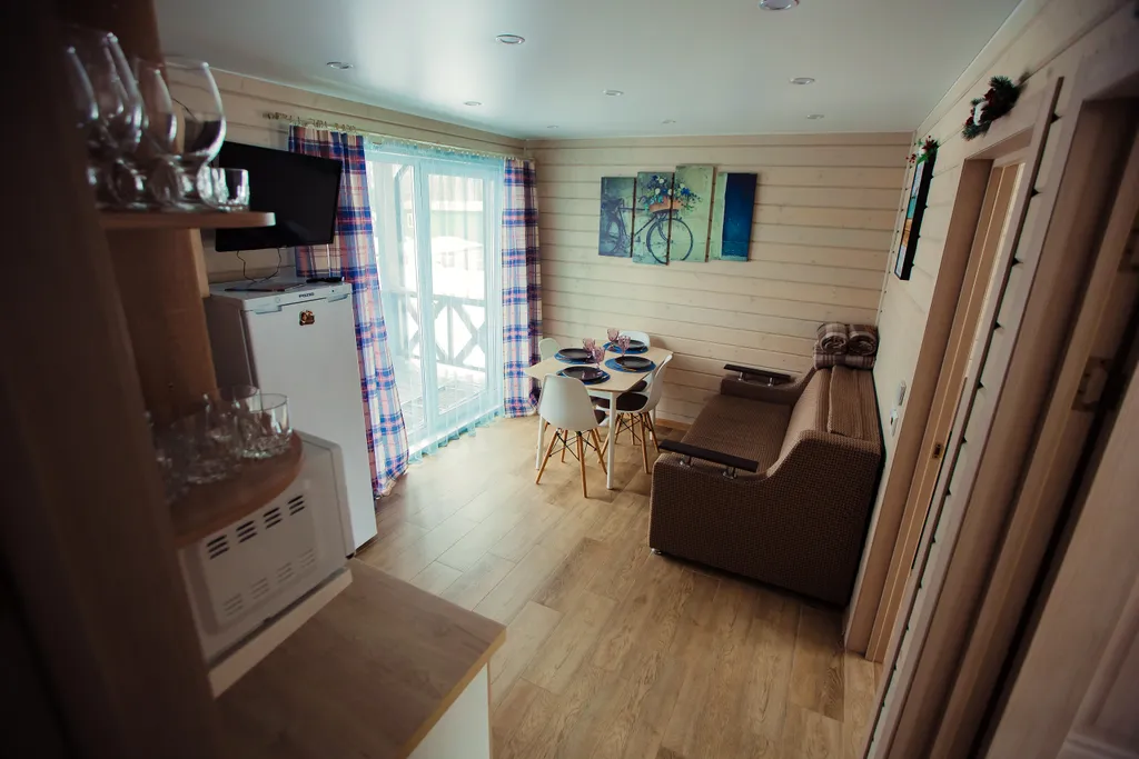 Уютный коттедж в деревенском стиле на берегу озера