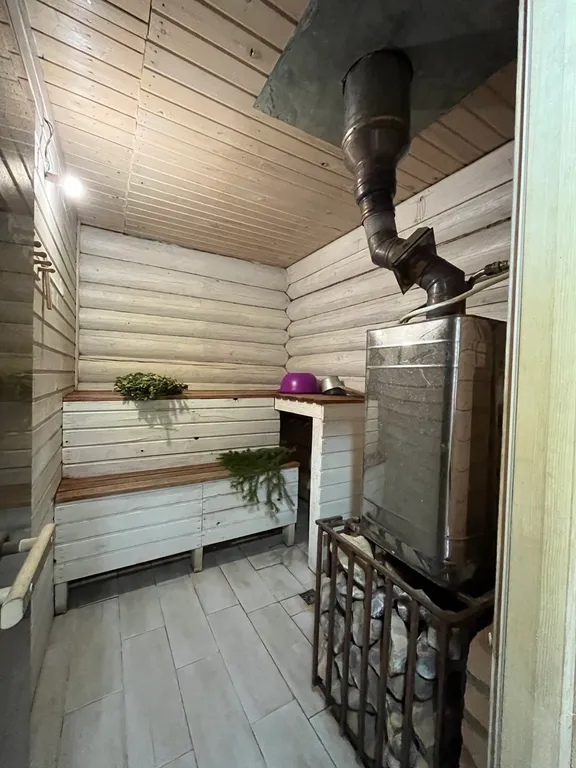 Новый дом в стиле барн Хаус на берегу реки