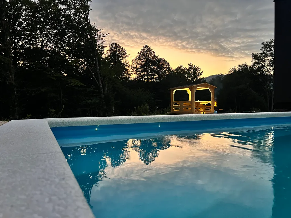 Дом в горах у реки с подогреваемым бассейном, баней и чаном