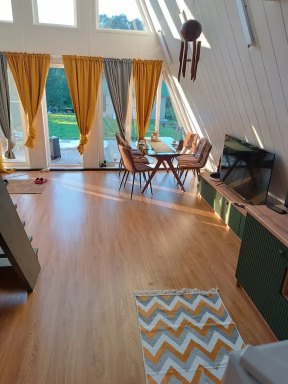 Большой дом в стиле А-фрейм на берегу реки Люторка