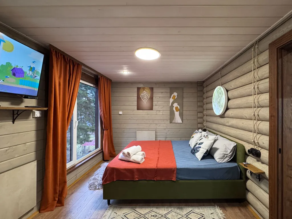 Дом сруб с чаном в лесу