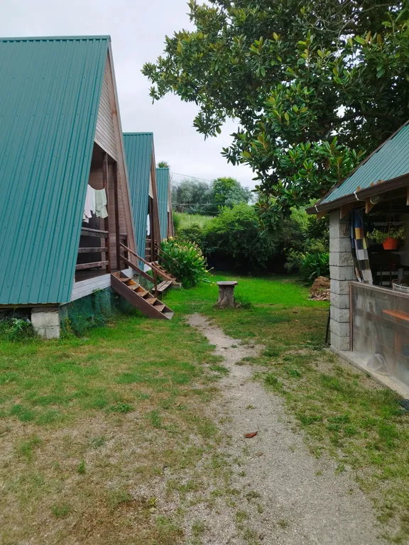 Деревянное шале с видом на море