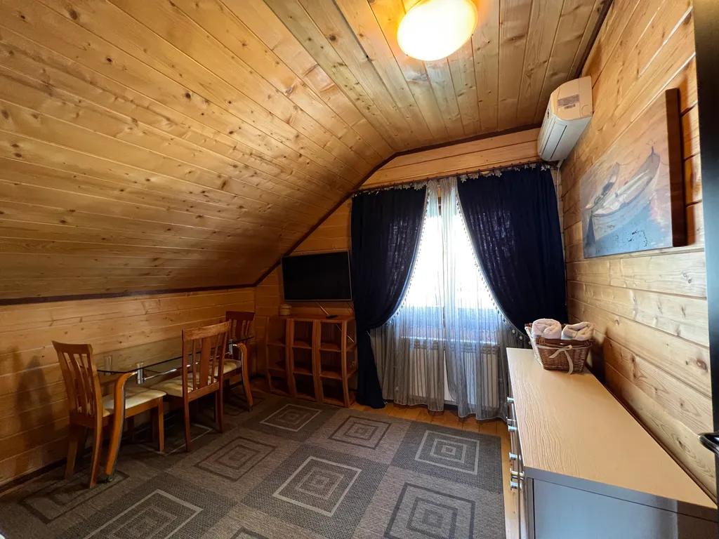 Дом с сауной и большой ванной на террасе