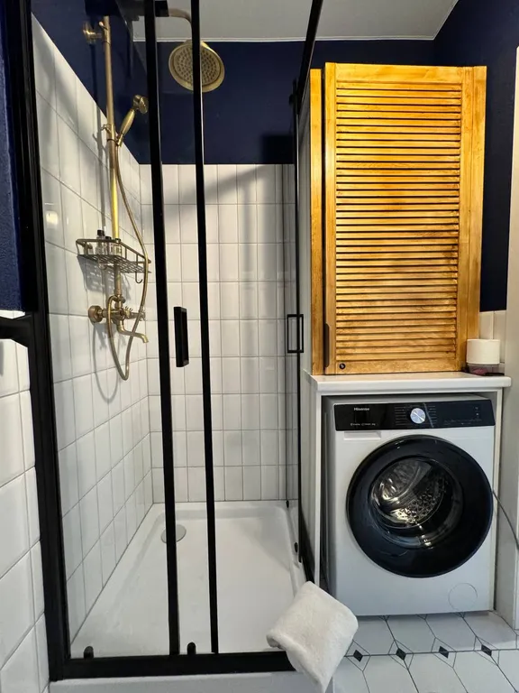 Апартамент в спальном районе с велосипедами