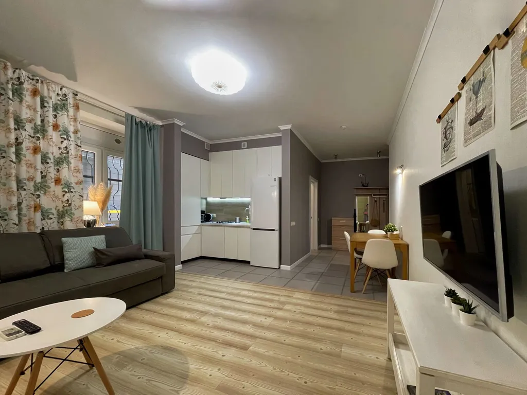 Дизайнерская квартира с бассейном и выделенной спальней