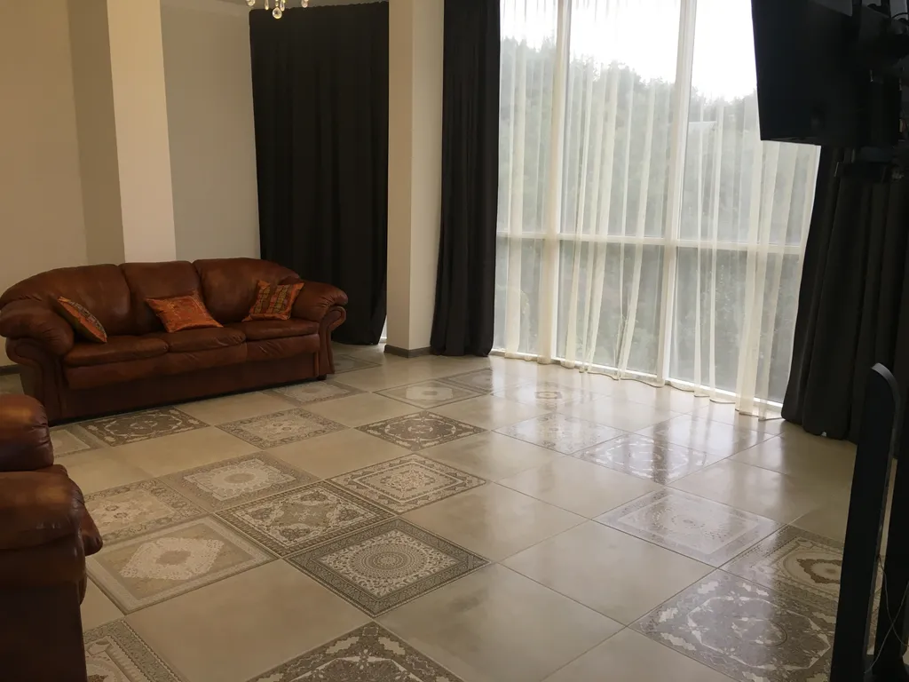 Дом в живописной деревне у моря с бассейном