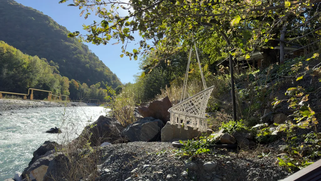 Большой дом у реки в горах с баней и чаном