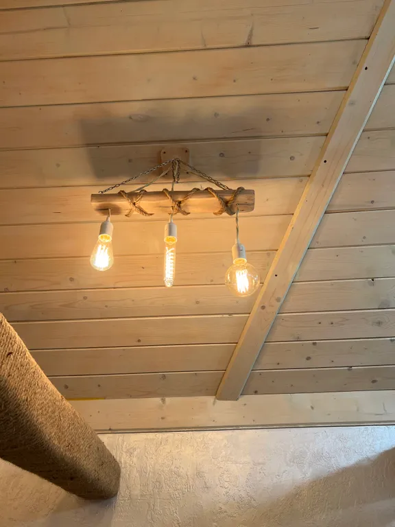 Душевный домик на берегу реки