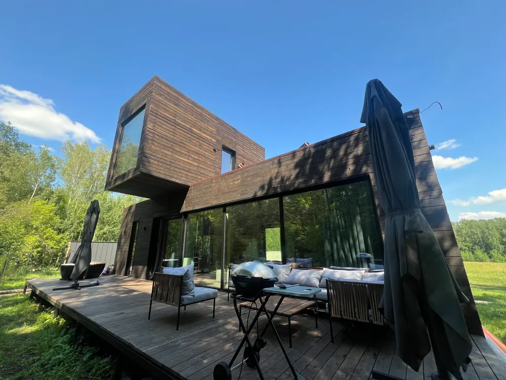 Премиальный дом с дизайнерским камином на дровах в лесу