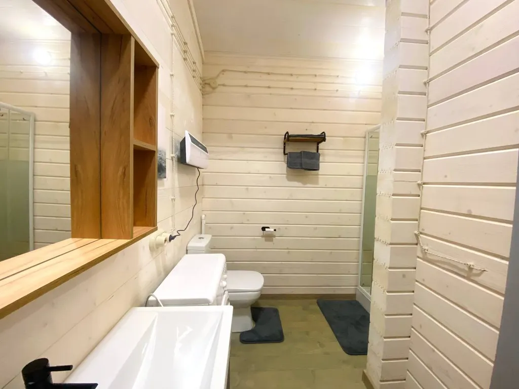 Дом на 6 человек в лесу на берегу озера