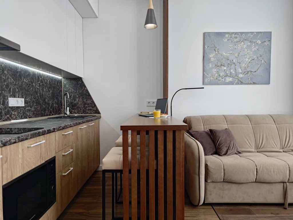 Студия с панорамным окном в окружении леса