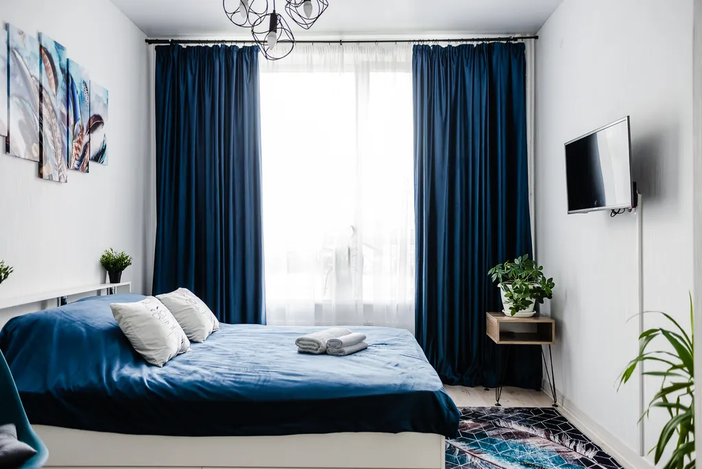 Новая просторная дизайнерская квартира-студия с высокими потолками