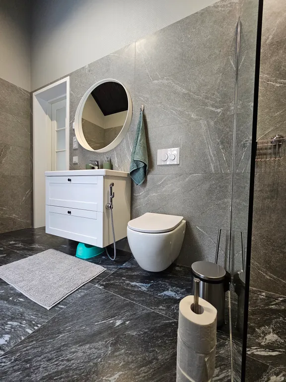 Дом на скале в окружении леса