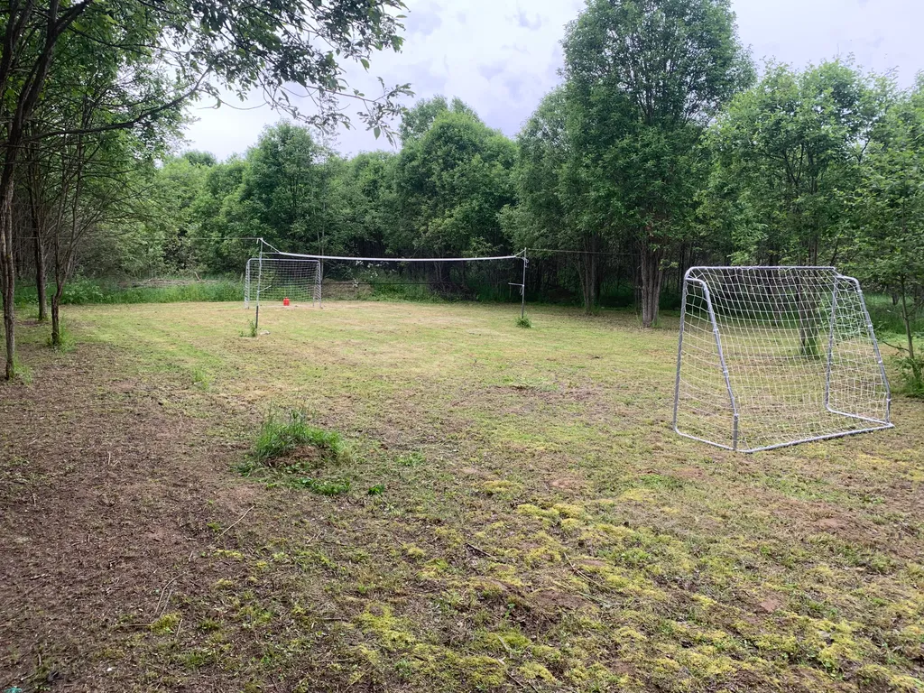 Два новых дома на большом участке с лесом