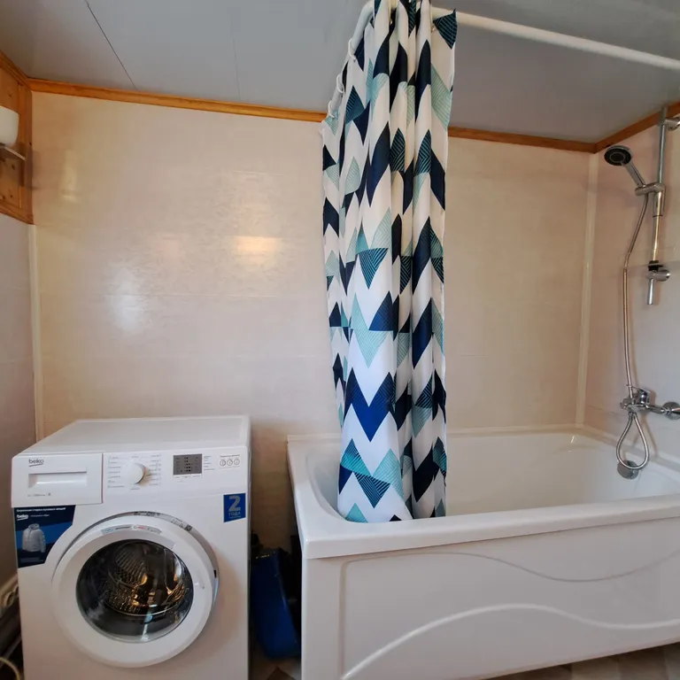 Дом с качелями