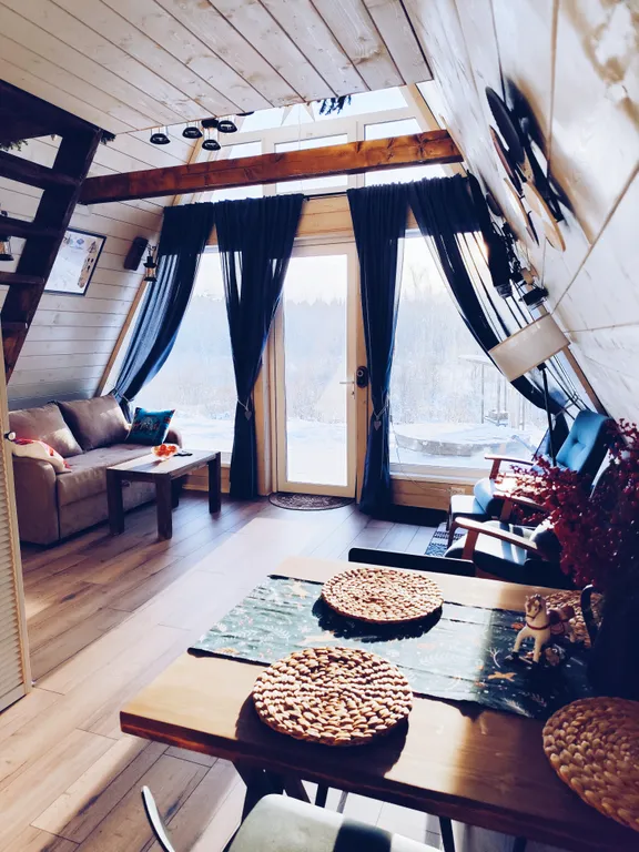 Коттедж Уютный дом с панорамным видом на лес — Луга