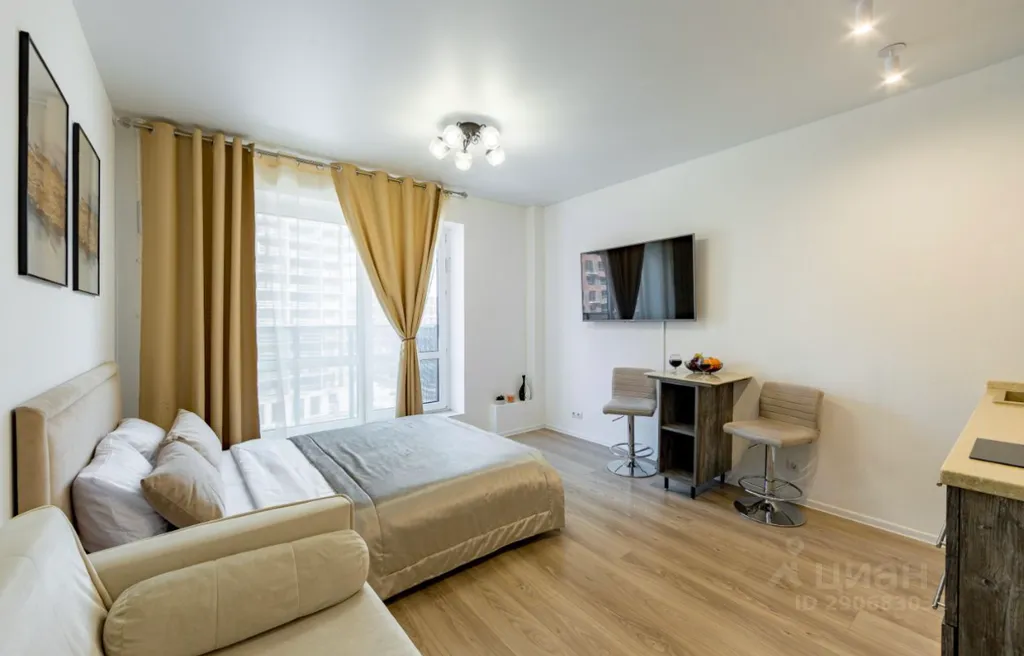 Стильная студия с балконом у метро