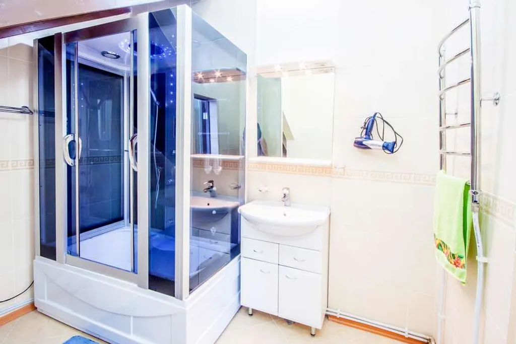 Дом с видом на сад и озеро