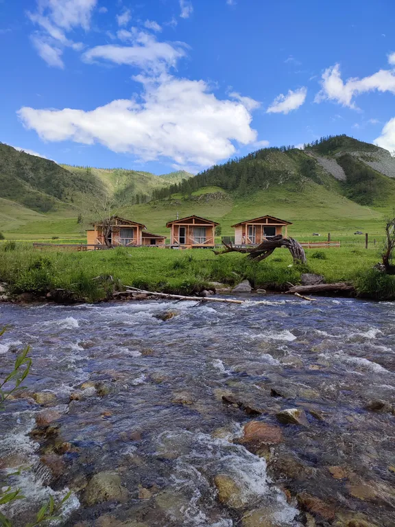 База отдыха Акбулак домики на берегу реки