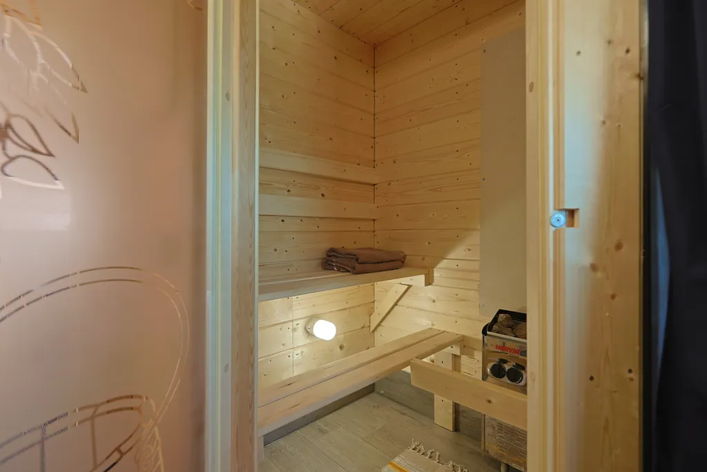 Уютный дом с сауной зоной барбекю и своей парковкой в черте города