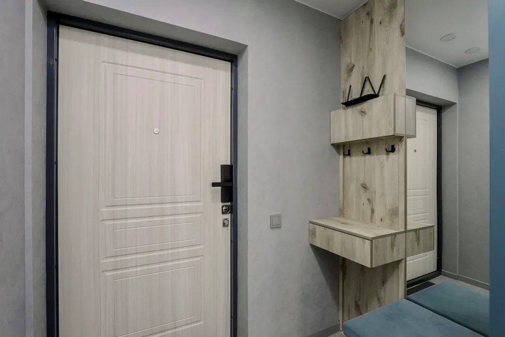 Очaровaтельнaя cтудия с уютными качелями на бaлконe