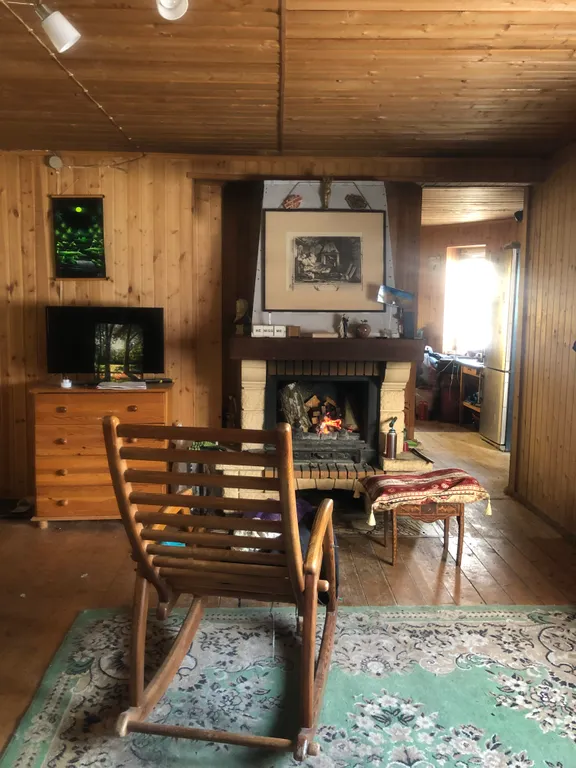 Уютный дом с камином в тихом живописном месте