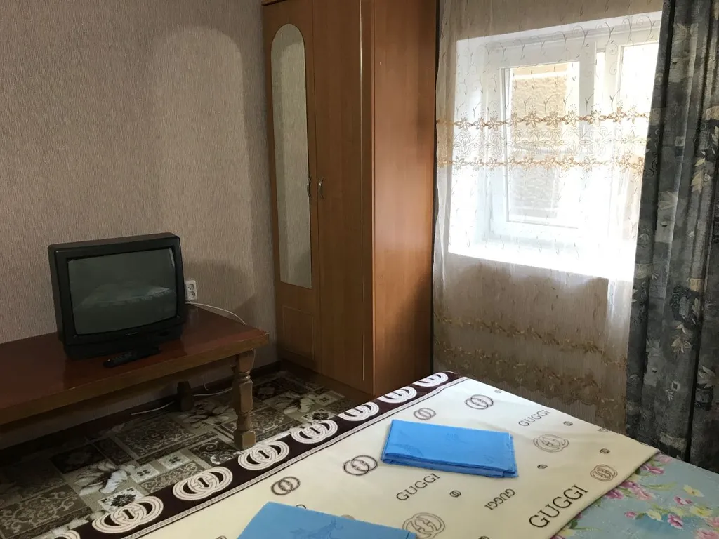 Номер на 3чел возле Генуэзской крепости