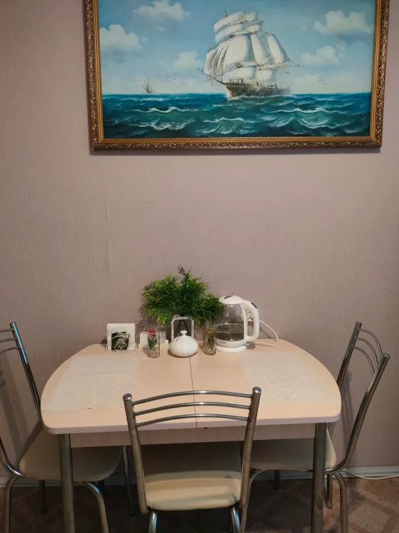 Квартира расположена у РЖД вокзала, до дома -10 -15 минут идти