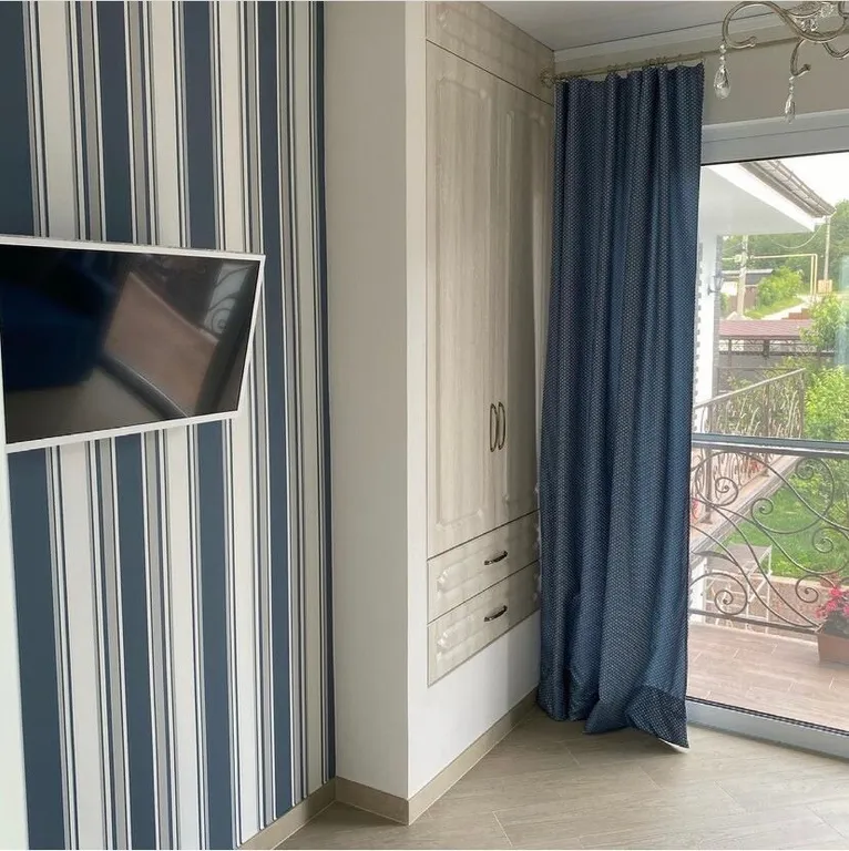 Дом в лесу с видом на море