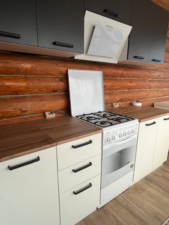 Дом на берегу озера с собственной конюшней