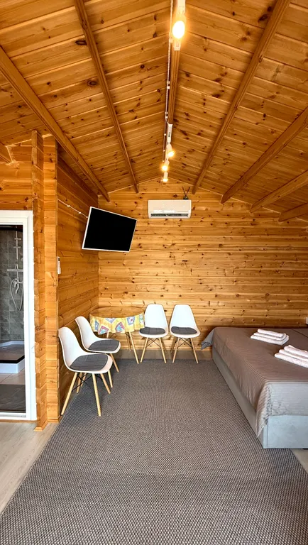 Домик на берегу с видом на море