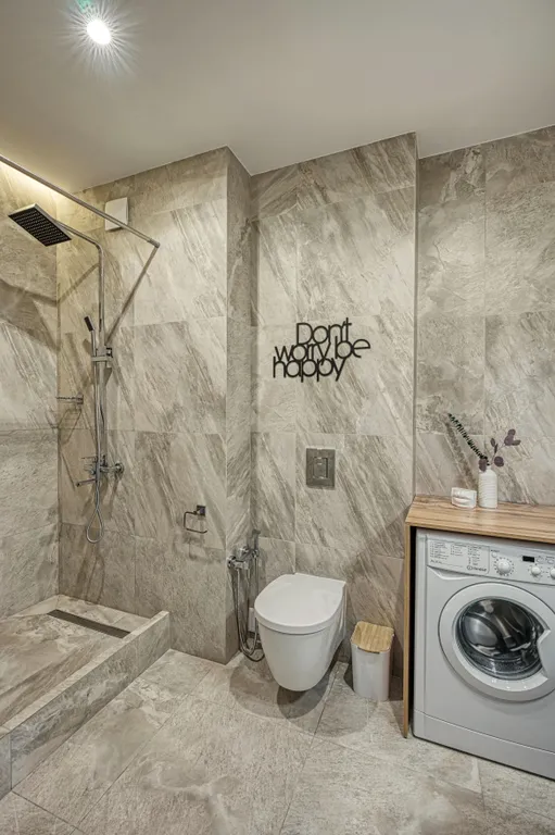 Современный апартамент в центре с видом на город и горы у метро