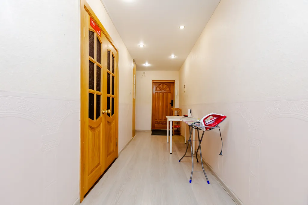 Жилая комната в 3-комнатной квартире с общим санузлом и кухней