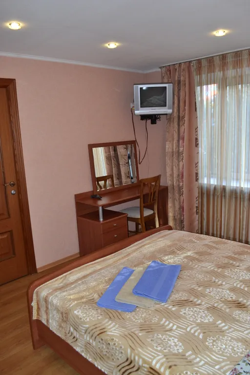 Студийного плана двухкомнатная квартира в доме над рестораном Тундра