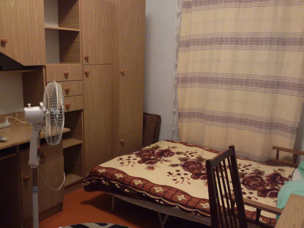 Комната с видом на осенний двор и сад