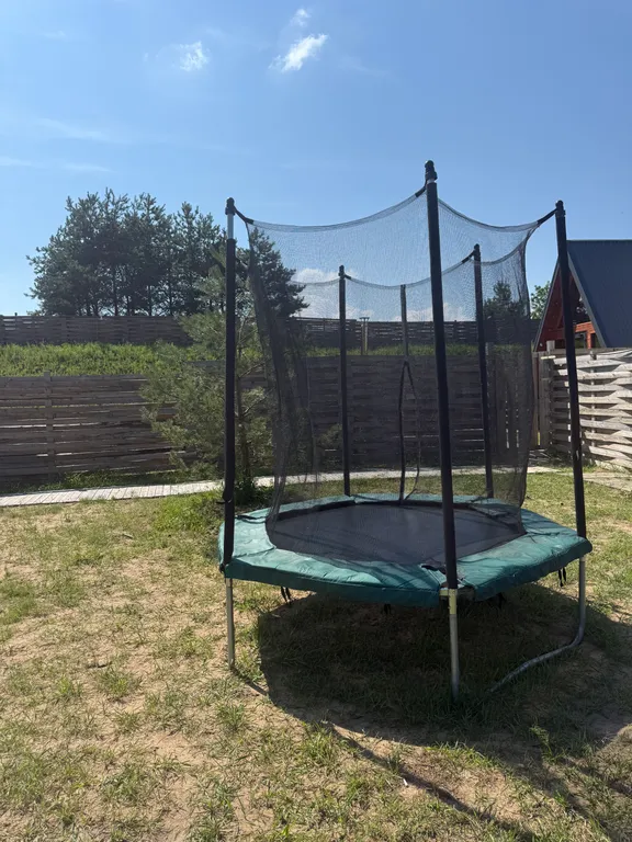 Уютный домик на берегу реки с горячим чаном