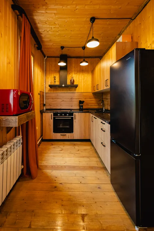 Дом с деревом